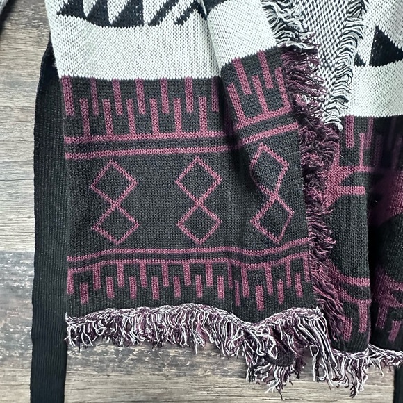 Harve Benard Black White Maroon Cardigan with Bold Geometric Pattern - Picture 7 of 8